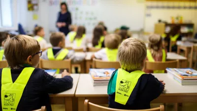 - prvošolčki- Osnovna šola OŠ Vič, Abramova ulica 26 v Ljubljani- rumene rutke - 01.09.2022 - Prvi šolski dan v novem šolskem letu 2022/23 – novo šolsko leto za 194.562 osnovnošolcev med njimi 20.797 prvošolcev in okrog 79.000 dijakov – prvošolci - osnovnošolci - šolstvo //FOTO: Bojan Velikonja / Foto: Bojan Velikonja