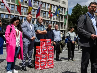 - Jakob Počivav&scaron;ek, predsednik sindikata Pergam,- Damjan Volf, predsednik Konfederacija sindikatov 90 Slovenije,- Branimir &Scaron;trukelj, glavni tajnik SVIZ,- Andrej Zorko, predsednik ZSSS,- Bo&scaron;tjan Medik, generalni sekretar ZSSS,- Evelin Tožbar, predsednica KNSS Neodvisnost,- Katarina Roter, Slovenska filantropija, - 18.05.2026. - Tiskovna konferenca in vložitev pobude za razpis referenduma proti interventnem zakonu za razvoj Slovenije s 47223 podpisi v DZ RS.Referendum proti interventnem zakonu za razvoj Slovenije 2026.- simbolična fotografija//FOTO: Bojan Velikonja
