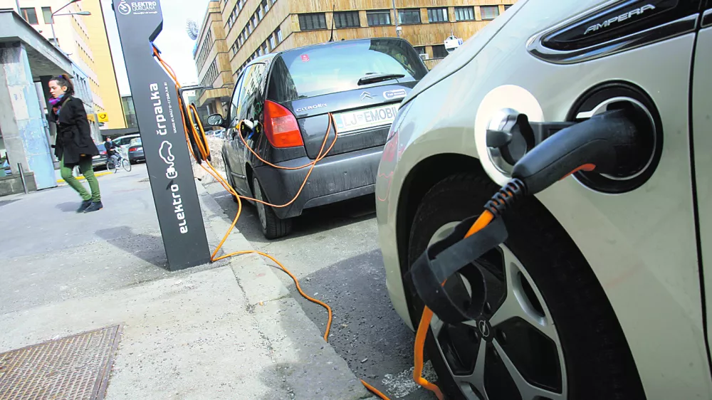 - električna polnilnica v Ljubljani - polnilna postaja - črpalka - električna mobilnost - vozilo z električno energijo - hibridna vozila - električno vozilo - vozilo na elektriko   //FOTO: Tomaž Zajel&scaron;nik