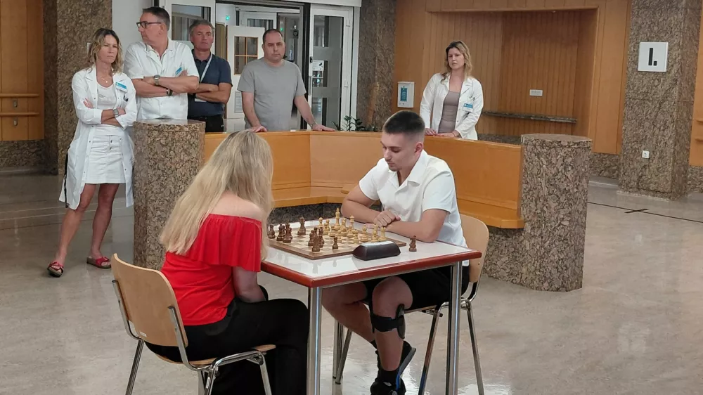 Eman Čeliković, ki je trenutno na rehabilitaciji na URI Soča, je odigral posebno partijo s slovensko &scaron;ahovsko velemojstrico Lauro Unuk. Foto: Vesna Levičnik