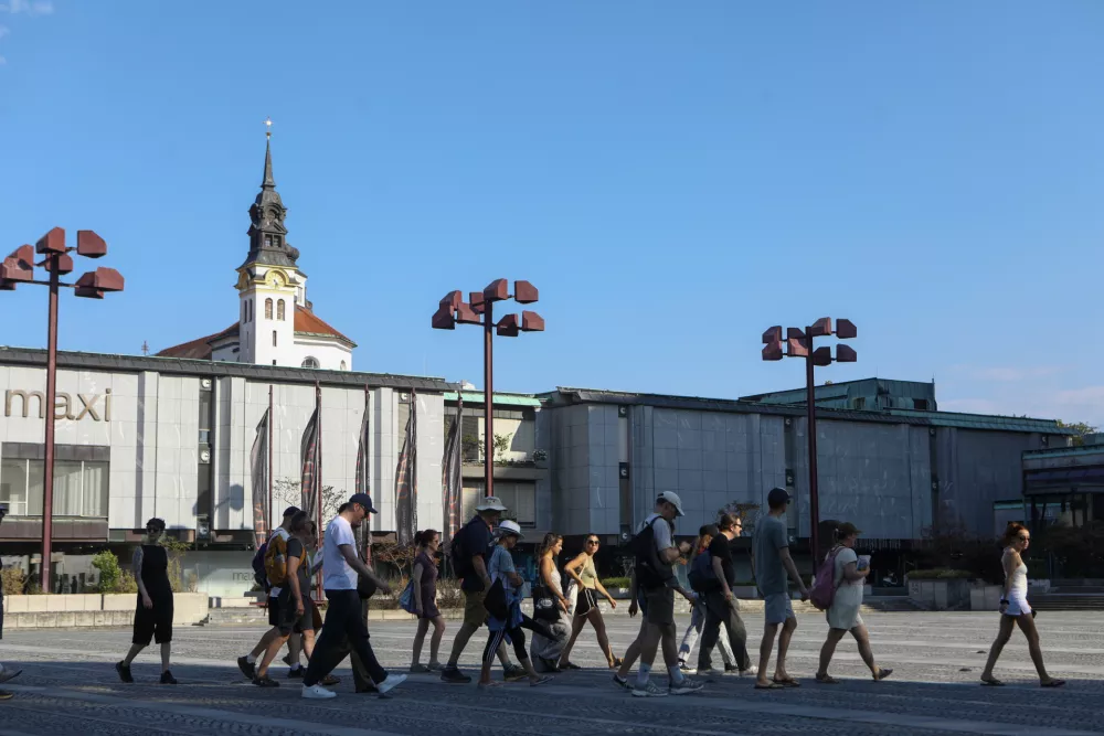 3.8.2026 - OGLED SOCIALISTIČNE DEDI&Scaron;ČINE LJUBLJANE - komunistična tura - ogled - turistiFoto: Luka Cjuha