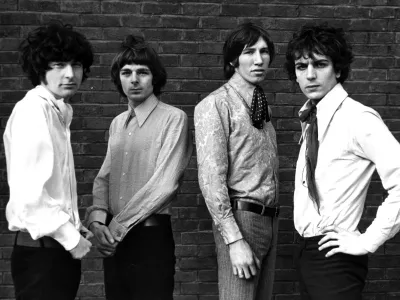 LONDON - 1967: Pink Floyd (L-R Nick Mason, Rick Wright, Roger Waters and Syd Barrett) pose for a portrait in 1967 in London, England (Photo by Michael Ochs Archives/Getty Images) 