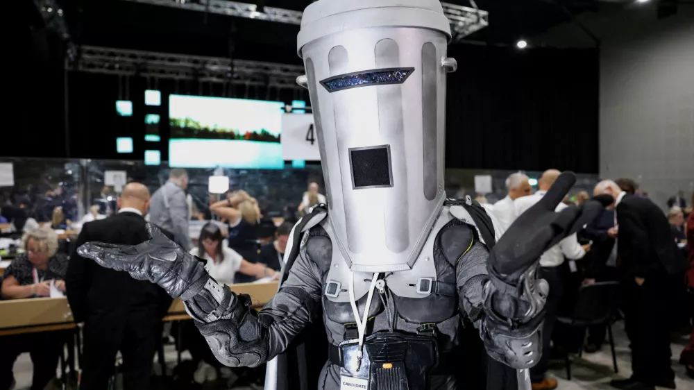 Count Binface attends the vote counting for the Makerfield by-election, triggered by the resignation of Labour MP John Simons, in Wigan, Britain, June, Britain, June 19, 2026. REUTERS/Temilade Adelaja  TPX IMAGES OF THE DAY