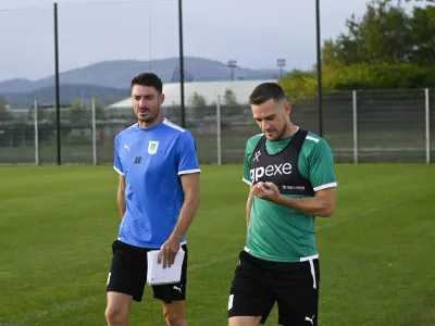 trener Olimpije Albert RIERA (levo), Timi Max El&scaron;nik- 27.07.2022 &ndash; Nogometni klub NK Olimpija &ndash; trening pred povratno tekmo proti romunskemu Sepsiju v kvalifikacijah za konferenčno ligo //FOTO: Nik Erik Neubauer