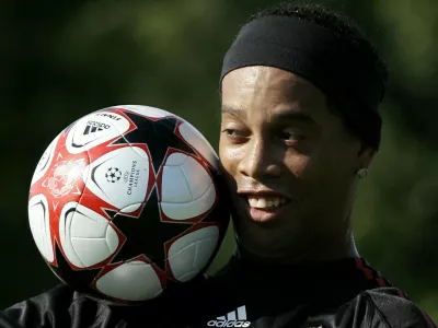 AC Milan's Ronaldinho controls the ball during a training session at the Milanello training centre in Carnago, northern Italy, July 6, 2009. REUTERS/Alessandro Garofalo (ITALY SPORT SOCCER)