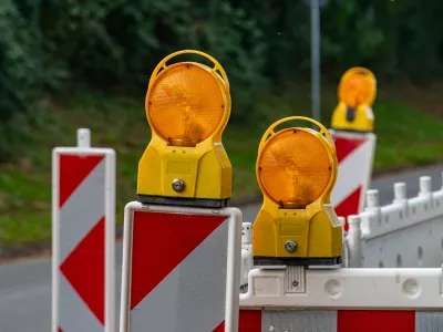Zapora ceste, opozorilni znaki, delo na cesti, simbolna slika