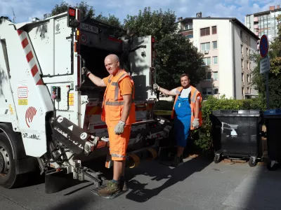 Njihov delovnik se začne, ko mesto &scaron;e spi: Kako je videti dan ljubljanskih smetarjev?