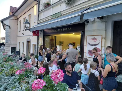 Sla&scaron;čičarna na &Scaron;utni je bila minuli petek, kot vedno, polno zasedena. F Tri generacije, ena zgodba in sladoled, ki navdu&scaron;uje