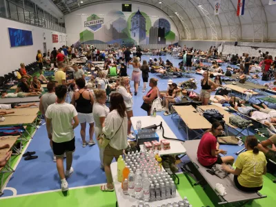 Residents and tourists evacuated from a wildfire gather inside a sports hall in Omis, southern Croatia early Friday, Aug. 14, 2026. (AP Photo/Jakov Prkic) / Foto: Jakov Prkic