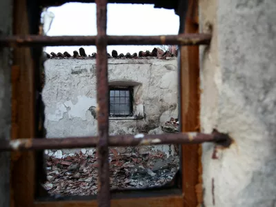 Remains of the collapsed roof of the burned St. Peter and Paul's Church at the village cemetery in Potomje, following a wildfire that swept through the Peljesac peninsula, Croatia, August 14, 2026. REUTERS/Amel Emric REFILE - UPDATING CHURCH NAME   TPX IMAGES OF THE DAY / Foto: Amel Emric