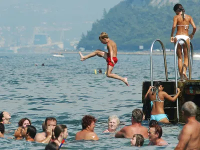 Izola - Izolska plaža -kopalci - kopanje - ,  // FOTO: Jaka AdamičOPOMBA: ZA OBJAVO V ČASOPISU DNEVNIK