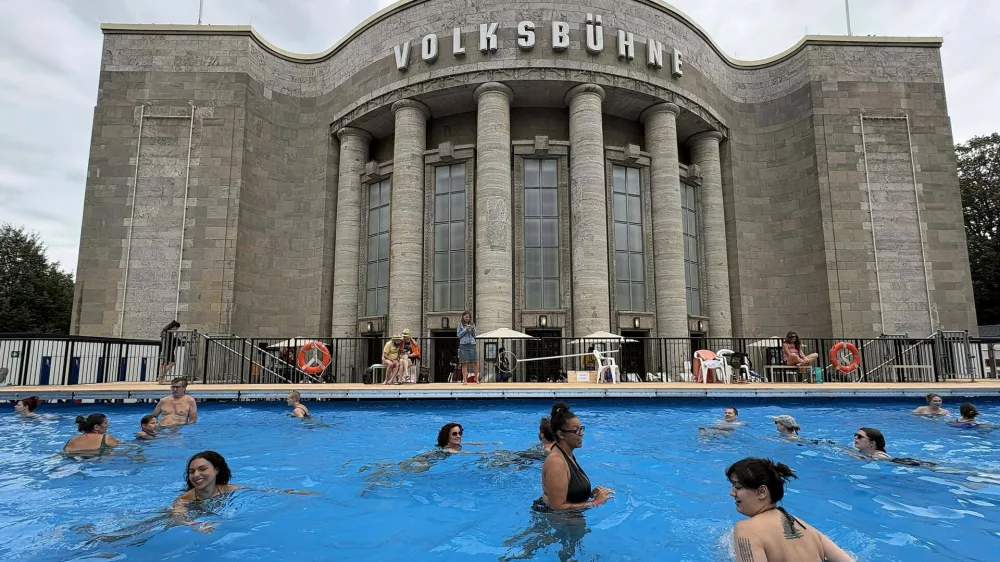 07.08.2026, Volksb&uuml;hne Berlin, kostenloses, tempor&auml;res Schwimmbad vor dem Theater, am Rosa-Luxemburg-Platz, Berlin Deutschland, Germany *** August 7, 2026, Volksb&uuml;hne Berlin, free temporary swimming pool in front of the theater, at Rosa Luxemburg Platz, Berlin, Germany,Image: 1121339519, License: Rights-managed, Restrictions: imago is entitled to issue a simple usage license at the time of provision. Personality and trademark rights as well as copyright laws regarding art-works shown must be observed. Commercial use at your own risk., Model Release: no 