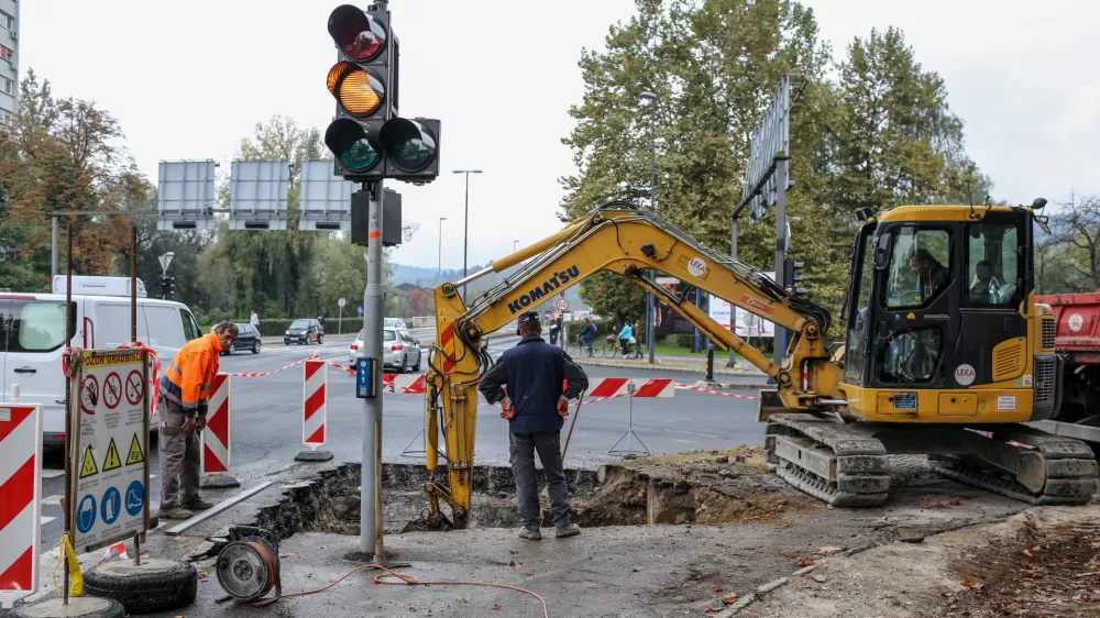 - 14.10.2016 - prometni zastoj v Ljubljani - Kajuhova ulica na odseku med Zalo&scaron;ko in Letali&scaron;ko cesto - obnova - prenova ceste - obnovitvena dela     //FOTO: Bojan Velikonja