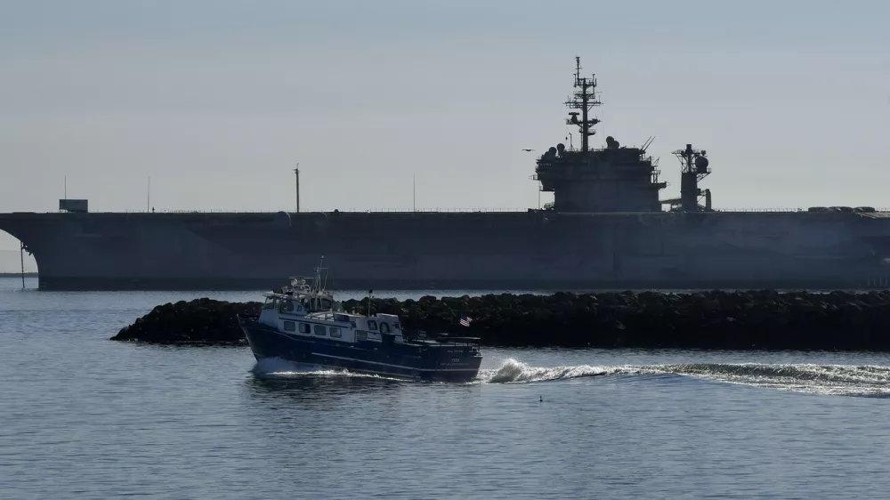 Letalonosilka USS Kitty Hawk 