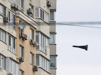 FILE PHOTO: A Russian Geran 2 kamikaze drone flies next to a building, amid Russia's attack on Ukraine, in Kyiv, Ukraine, April 16, 2026. REUTERS/Valentyn Ogirenko/File Photo
