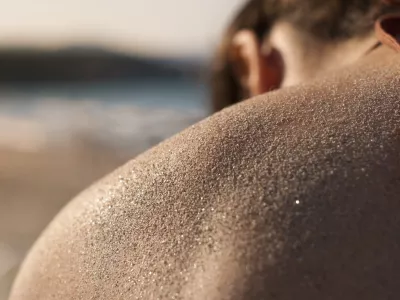V pesku se lahko skriva tudi kaj drugega. Pozornost ne bo odveč. / Foto: Istock