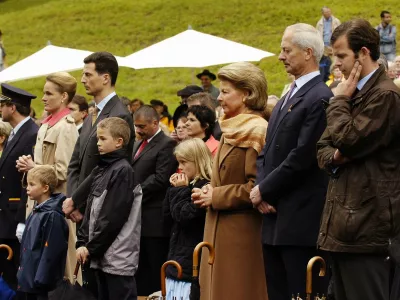Lichtensteins fuerstliche Familie bei der Feldmesse mit, von links, Prinz Georg, I.K.H. Sophie, Prinz Joseph Wenzel, Erprinz Alois II., Prinzessin Marie Caroline, Fuerstin Marie Aglae, Fuerst Hans-Adam II. und Prinz Maximilian von Liechtenstein, am Montag, 15. August 2005, anlaesslich des Staatsfeiertages des Fuerstentum Liechtenstein in Vaduz. (AP Photo/Keystone, Eddy Risch) -----Members of the family of the duke of Liechtenstein, Prince George, Princess Sophie, Prince Joseph Wenzel, crown prince Alois II, Princess Marie Caroline, Dutchess Marie Aglae, Duke Hans Adam II and Prince Maximilian of Liechtenstein on Monday, Aug. 15, 2005 in Vaduz in Liechtenstein. (AP Photo/Keystone, Eddy Risch)