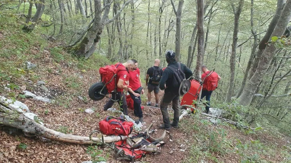 Mladeniča sta si izmislila po&scaron;kodbo, saj sta želela leteti s helikopterjem. A sta se u&scaron;tela - ponju so namreč pri&scaron;li pe&scaron;. 