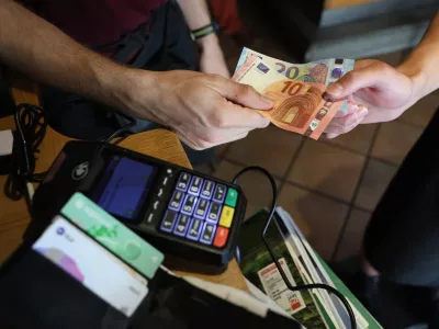 Več bankomatov in brezplačni računi: banke žugajo z ustavno presojo