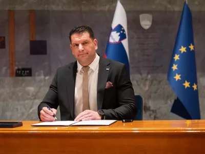 Ljubljana, DZ.Predsednik DZ Zoran Stevanovic podpisal odlok o razpisu rednih volitev v obcinske svete in redne volitve zupanov.