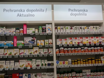 - simbolična fotografija - farmacija - zdravila - prehranska dopolnila - - 29.09.2016 - - Lekarna Savska, Savska cesta 3 v Ljubljani - nova enote Lekarne Ljubljana Zdravila -   /FOTO: Luka Cjuha.