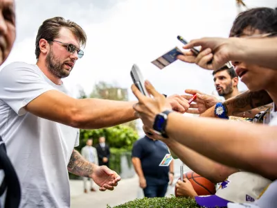 Ljubljana, hotel Intercontinental.Prihod kosarkarjev Los Angeles Lakers pred ljubljanski hotel Intercontinental.Slovenski kosarkar Luka Doncic.