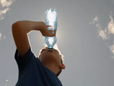 Active boy drinking water outdoors. / Foto: Kieferpix Getty Images