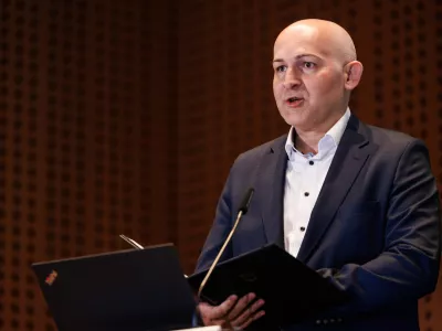 Brdo pri Kranju, Kongresni center Brdo.Konferenca ravnateljic in ravnateljev vzgojno-izobrazevalnih zavodov v RS z naslovom Vzgojno delovanje za kakovostno vzgojo in izobrazevanje.Minister za izobrazevanje, znanost in mladino Borut Roncevic.