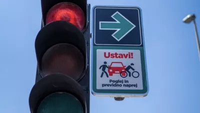 Dopolnila tabla pri puščici za zavijanje desno. Foto: Nino Kolarev, LPT 