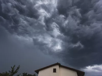 Po koncu vročine naj bi preobrat znova prinesel nevihte, morda celo s točo. Slika je simbolična.