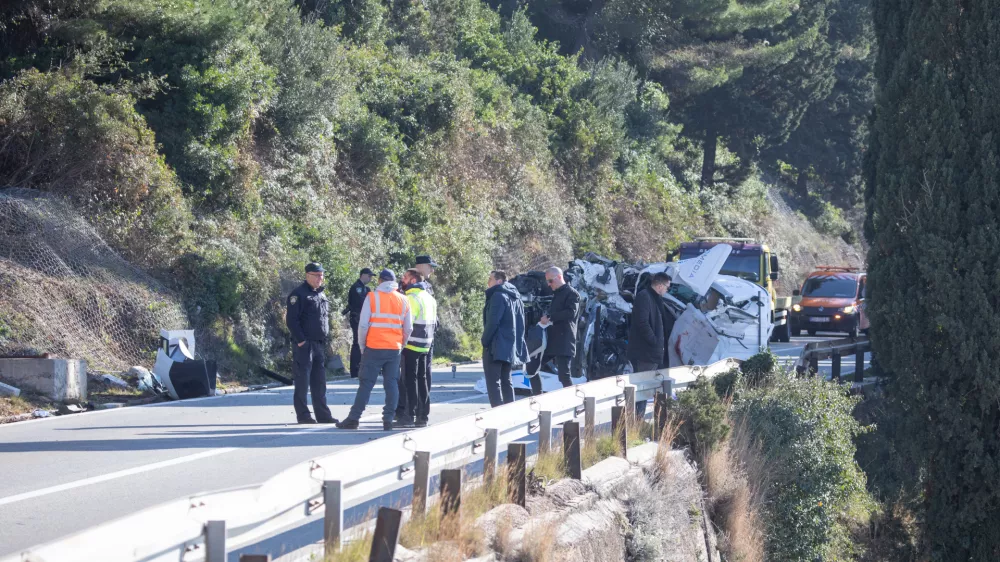 18.02.2025. Dubrovnik - Prometna nesreča, skala padla na vozilo.Foto: Pixsell
