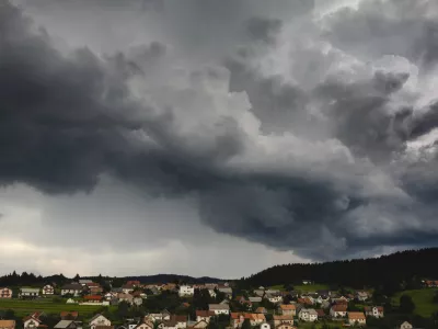 Nad slovenijo se zgrinjajo dramatični oblaki. Slika je simbolična.