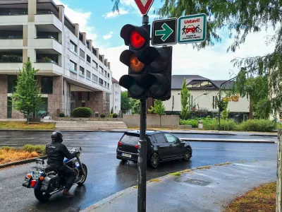 prometni znak za zavijanje v desno