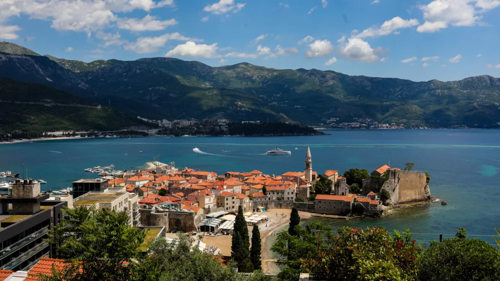 - Na poti od Herceg Novog do Svetog &Scaron;tefana.- Budva, Črna Gora.- 28.05.2025. - Reportaža o Jadranski magistrali ob 60. obletnici izgradnje in 70. obletnici začetka gradnje.- Jadranska magistrala, cesta, hrva&scaron;ka obala.OPOMBA: ZA OBJAVO V OBJEKTIVU!//FOTO: Bojan Velikonja