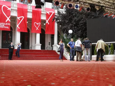 Staff prepare red carpet for the opening of the Sarajevo Film Festival in Sarajevo August 12, 2009. The 15th Sarajevo Film Festival (SFF) opens on Wednesday with Romanian film "Tales from the Golden Age". REUTERS/Danilo Krstanovic  (BOSNIA AND HERZEGOVINA ENTERTAINMENT) - GM1E58C1IQQ01