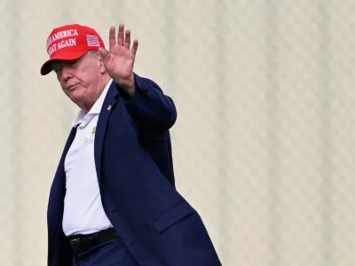 FILE PHOTO: U.S. President Donald Trump waves as he walks from Marine One to a vehicle at the Ellipse near the White House, in Washington, D.C., U.S., August 16, 2026. REUTERS/Annabelle Gordon/File Photo
