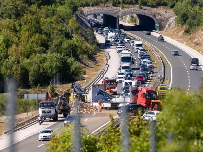 22.08.2026. Perusic - Na autocesti A1 Zagreb-Ploče-Karamatići zbog prevrtanja kamiona na 167. kilometru potpuno je prekinut promet između čvorova Otočac i Peru&scaron;ić u smjeru Dubrovnika, dok se u smjeru Zagreba vozi otežano jednim trakom. U tijeku je micanje kamiona s prometne trake Photo: Hrvoje Kostelac/PIXSELL