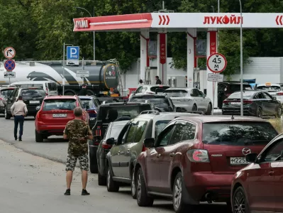 FILE PHOTO: Cars queue to refuel at a Lukoil fuel station amid fuel shortages following recent series of Ukrainian air attacks on oil refineries in Russian regions and further gasoline production cuts, in the course of the Russia-Ukraine conflict, in Moscow, Russia, August 17, 2026. REUTERS/Anastasia Barashkova/File Photo