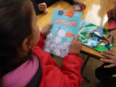 A-girl-reads-a-book-about-peace-in-a-camp-in-northern-Syria Foto: Sonia al-Ali