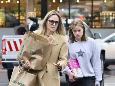 Angelina Jolie in Vivienne že pred časom, ko so ju fotoreporterji ujeli med odhodom iz trgovine. / Foto: Profimedia
