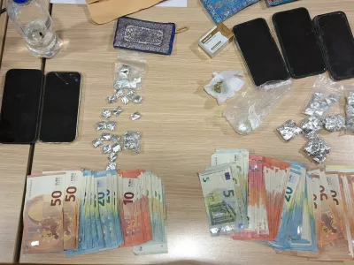 Policisti so mladeničema sredi Ljubljane zasegli večjo količino droge, denar, telefone &hellip;
