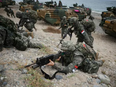 FILE PHOTO: South Korea's marines take part in U.S. and South Korea's marine corps combined amphibious landing drill called the 'Ssangyong' exercise, in Pohang, South Korea, September 2, 2024. REUTERS/Kim Hong-Ji/File Photo