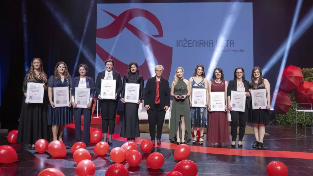Nominiranke osme generacije z Evo Pirc, inženirko leta 2025, in predsednico RS dr. Nata&scaron;o Pirc Musar (foto Andrej Križ)