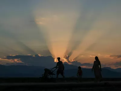 A family strolls along the waterfront at sunset during hot weather in Nafplion, Greece, August 24, 2026. REUTERS/Louisa Gouliamaki  TPX IMAGES OF THE DAY / Foto: Louisa Gouliamaki