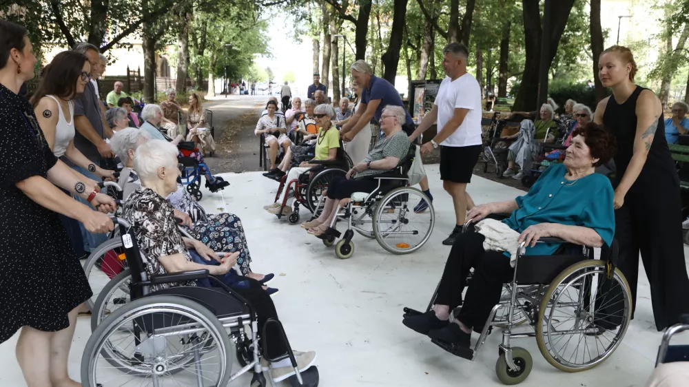 (VIDEO) &Scaron;lagerji pod kro&scaron;njami povezali generacije: ko zasrbijo pete, je čas za ples