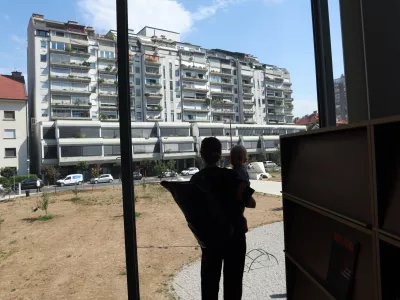 11.08.2026 -simbolična fotografijamlada družina mama samohranilka, stanovanja, otrokFoto: Tomaž Skale