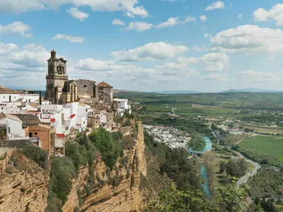 Aerial view of Arcos de la Frontera with St. Mary Parish Church - Cadiz Province, Andalusia, Spain / Foto: Diegograndi