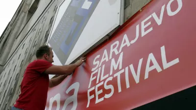 A worker of the 11th Sarajevo Film Festival prepares the banner for the opening of the festival in downtown Sarajevo, Friday, Aug. 19, 2005. The festival has become a tradition, established during the Bosnian 1992-95 war and will this year present over 100 international movies. Eleven movies from nine countries from the region will compete for the Heart of Sarajevo award this year. (AP Photo/Hidajet Delic) / Foto: Hidajet Delic