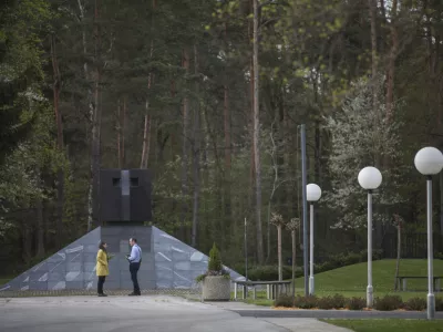 - 16.04.2015 - Tezno pri Mariboru - pokopali&scaron;če Dobrava - spomenik v obliki piramide z napisom - V spomin in opomin - pobitim po letu 45 -  grobi&scaron;če žrtev povojnih pobojev///FOTO: Luka Cjuha OPOMBA: ZA OBJAVO V PRILOGI &ndash; DNEVNIKOV OBJEKTIV 2015