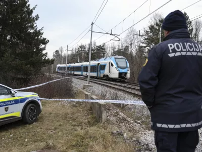 - 21.12.2023 &ndash; Postojna - železni&scaron;ka nesreča &ndash; potni&scaron;ki vlak je zbil &scaron;est delavcev Slovenskih železnic, ki so na tirih opravljali vzdrževalna dela, dve osebi sta umrli, &scaron;tirje huje po&scaron;kodovani - železni&scaron;ka proga na železni&scaron;kem prehodu Rakitnik med Prestrankom in Postojno //FOTO: Jaka Gasar